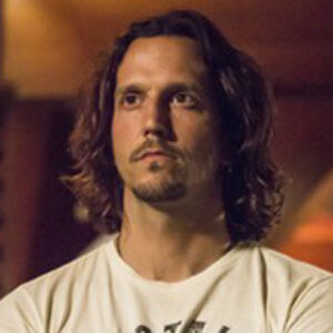 Novela “Rock Story”: Léo Régis é surpreendido por Gui Santiago