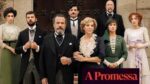 os protagonistas em traje de gala e o logo da novela A Promessa