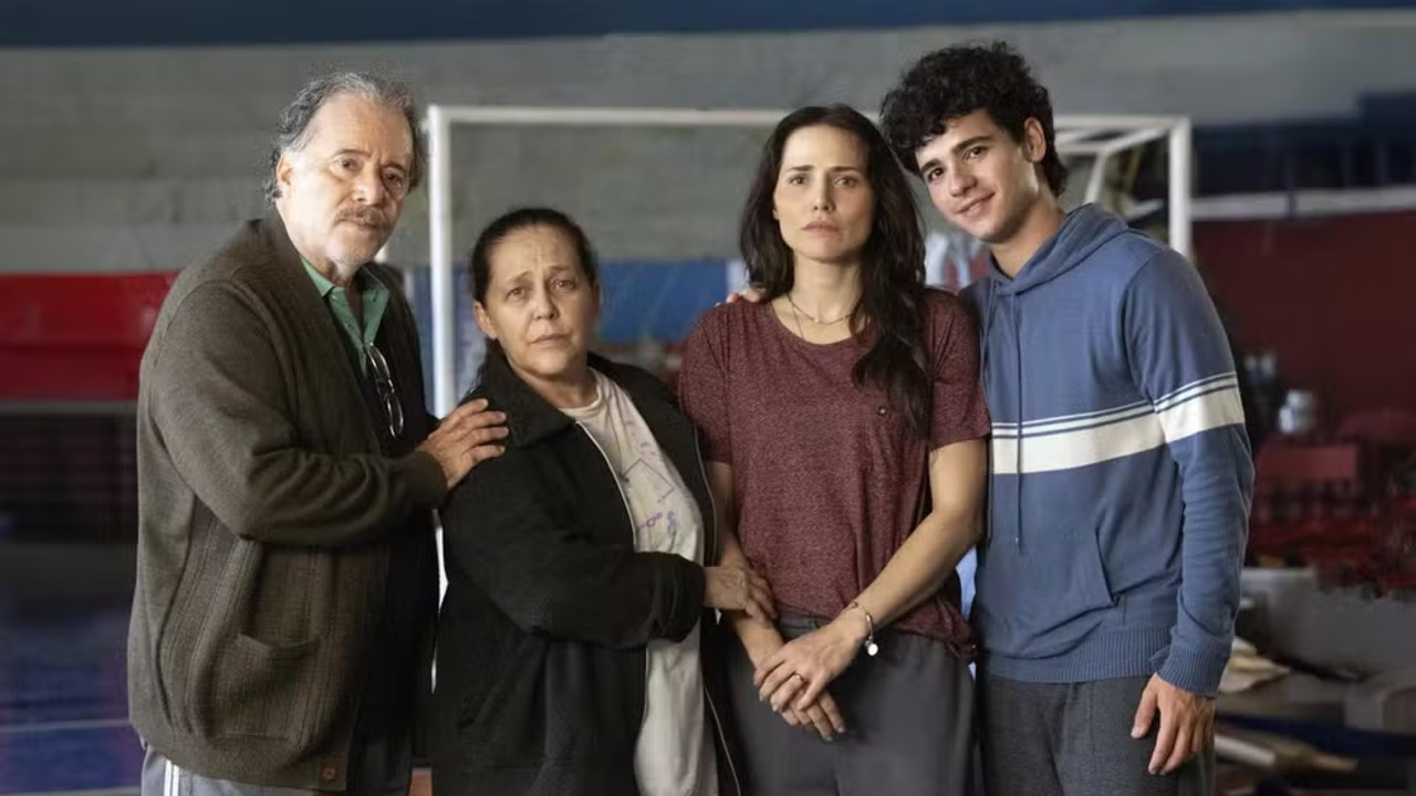 familia da protagonista adriana citada no Resumo Quem Ama Cuida